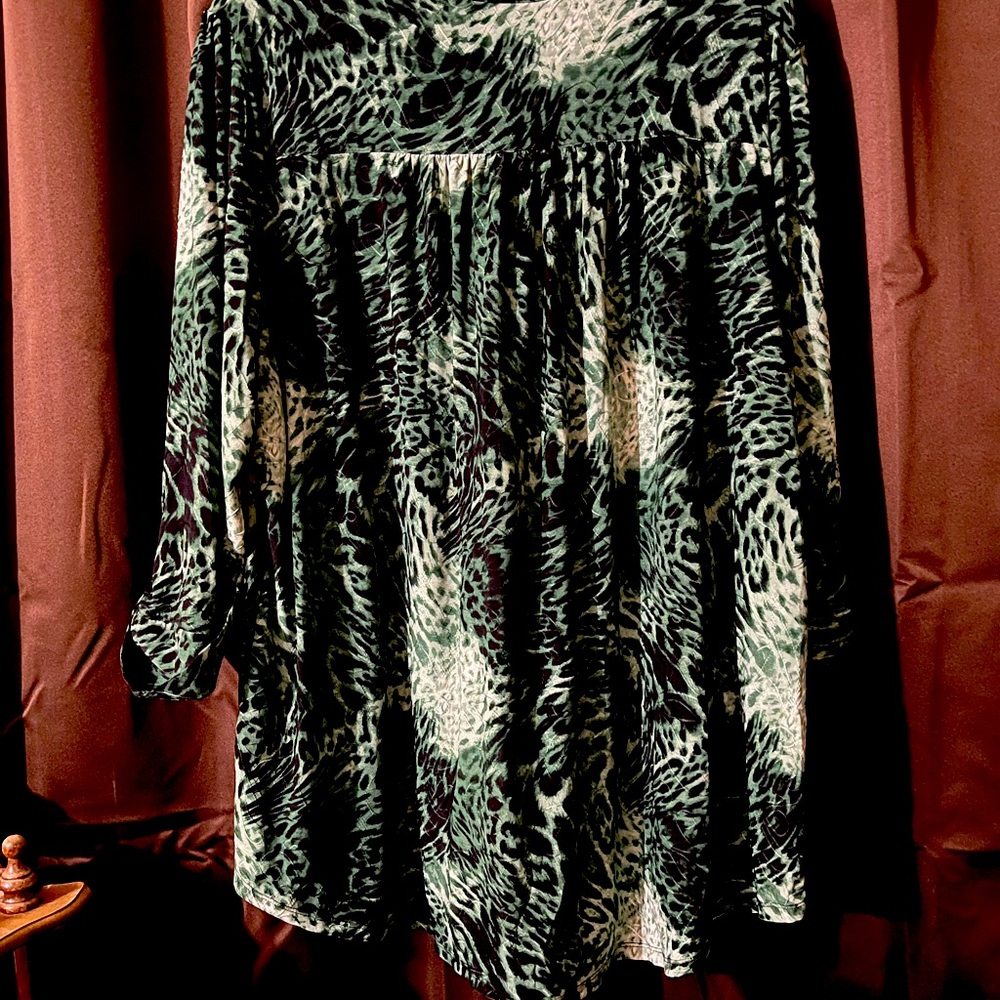 Verarose Woman, Size 2X, Green and Black Animal Print, Excellent Condition - Picture 2 of 2